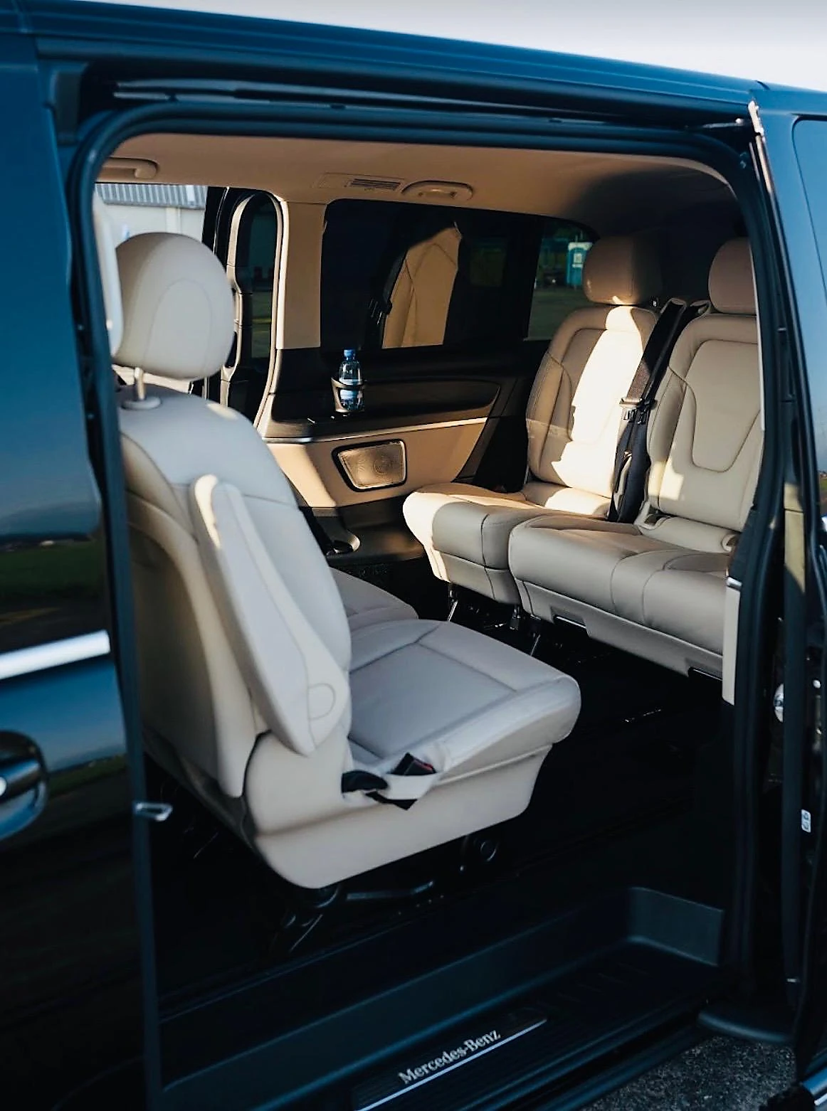 Salon arrière d’un van Mercedes en cuir clair