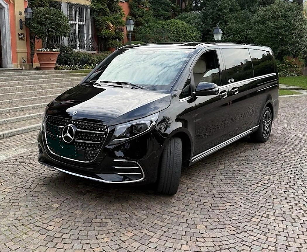 Mercedes Classe V noire devant une entrée